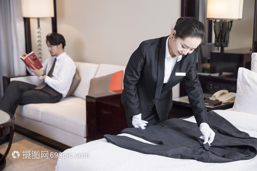 酒店服務(wù)人員疊衣服與餐飲管理的協(xié)同與優(yōu)化